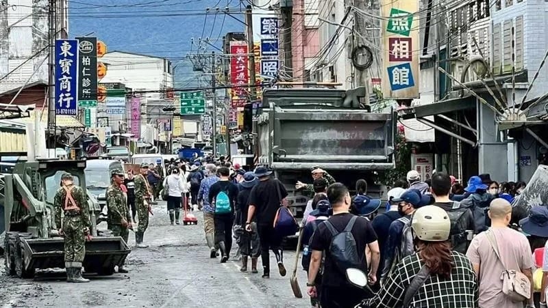 花蓮光復鄉災情嚴重，大量民眾投入復原，也有許多人捐款援助。 圖：台鐵提供