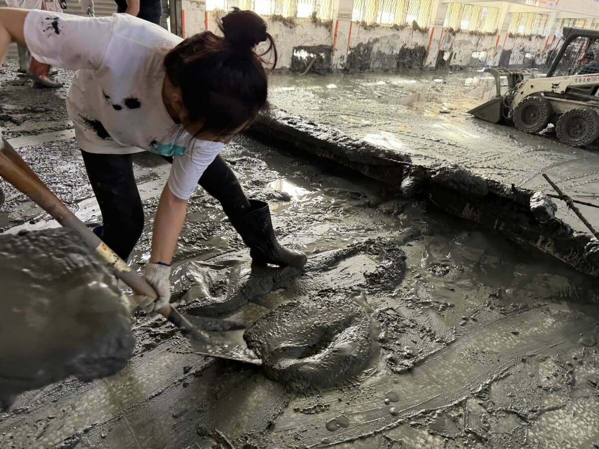 國民黨立委徐巧芯也到花蓮擔任志工協助災後復原。 圖：擷取自徐巧芯臉書
