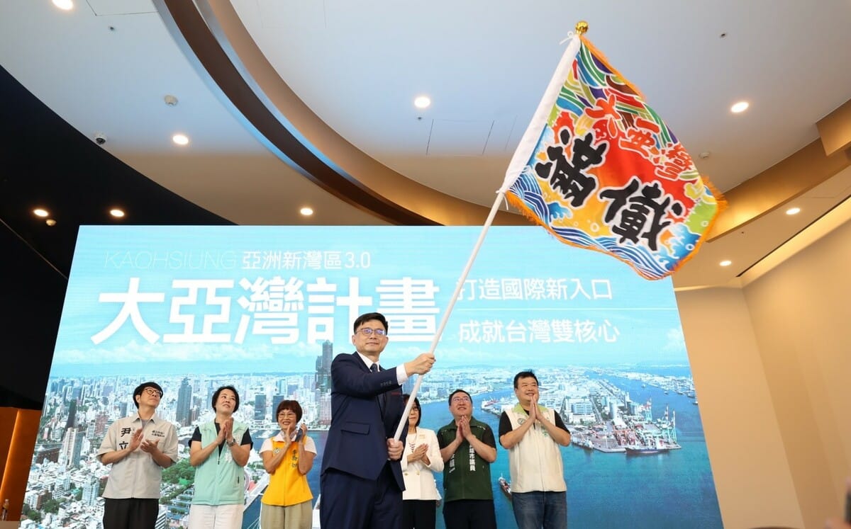 參選2026高雄市長的首場政策記者會，賴瑞隆舞大亞灣滿儎漁旗宣示勝選決心。 圖：賴瑞隆服務處/提供