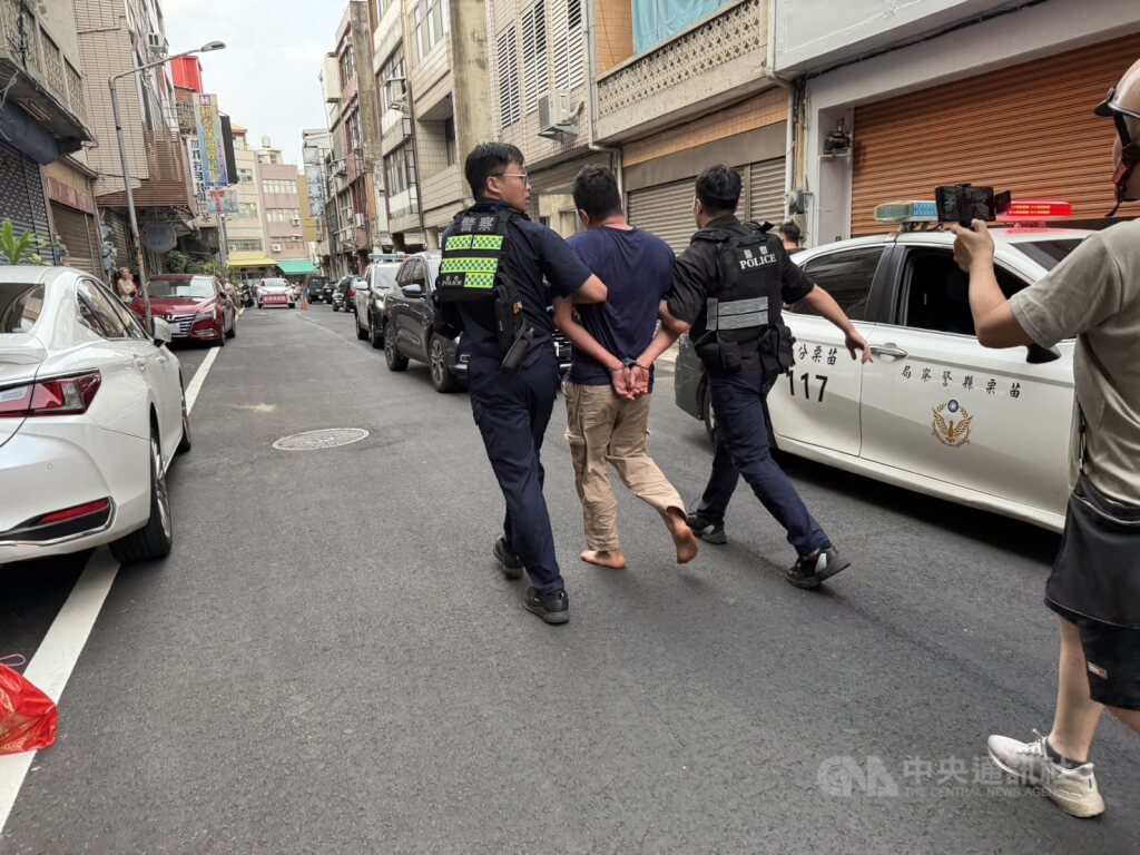 48歲邱姓男子2日下午在苗栗市中正路不明原因持刀攻擊路人，造成3人受傷，警方前往其住處攻堅逮人，目前朝殺人未遂罪嫌偵辦。中央社記者管瑞平攝　114年10月2日
