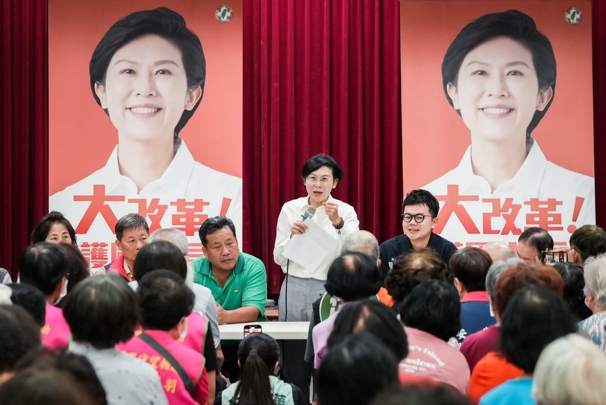 林岱樺(中)於三民區舉辦地方建設座談。 圖：林岱樺服務處/提供