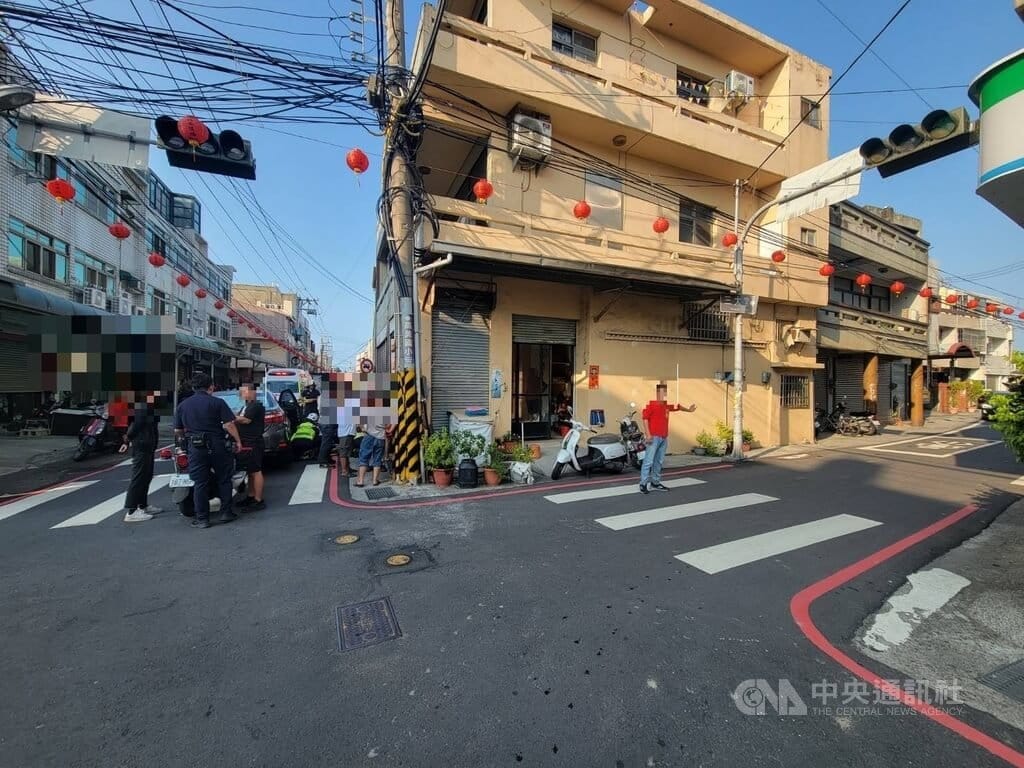 92歲陳姓男子2日下午騎乘自行車行經台中市清水區路旁，不明原因自行跌倒路中後，遭鄭男開車輾過，警消到場，將陳男送醫搶救仍不治。（翻攝照片）中央社記者蘇木春傳真　114年10月2日