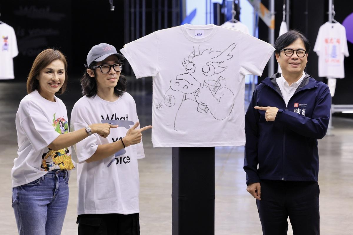 陳其邁(右)與策展人林唯哲(中)攜手創作專屬於高雄的潮T，立委邱議瑩(左)出席活動大讚。 圖：高雄市政府/提供