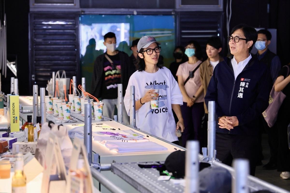 陳其邁走訪參觀高雄設計節各創作展覽、體驗互動式展區。 圖：高雄市政府/提供