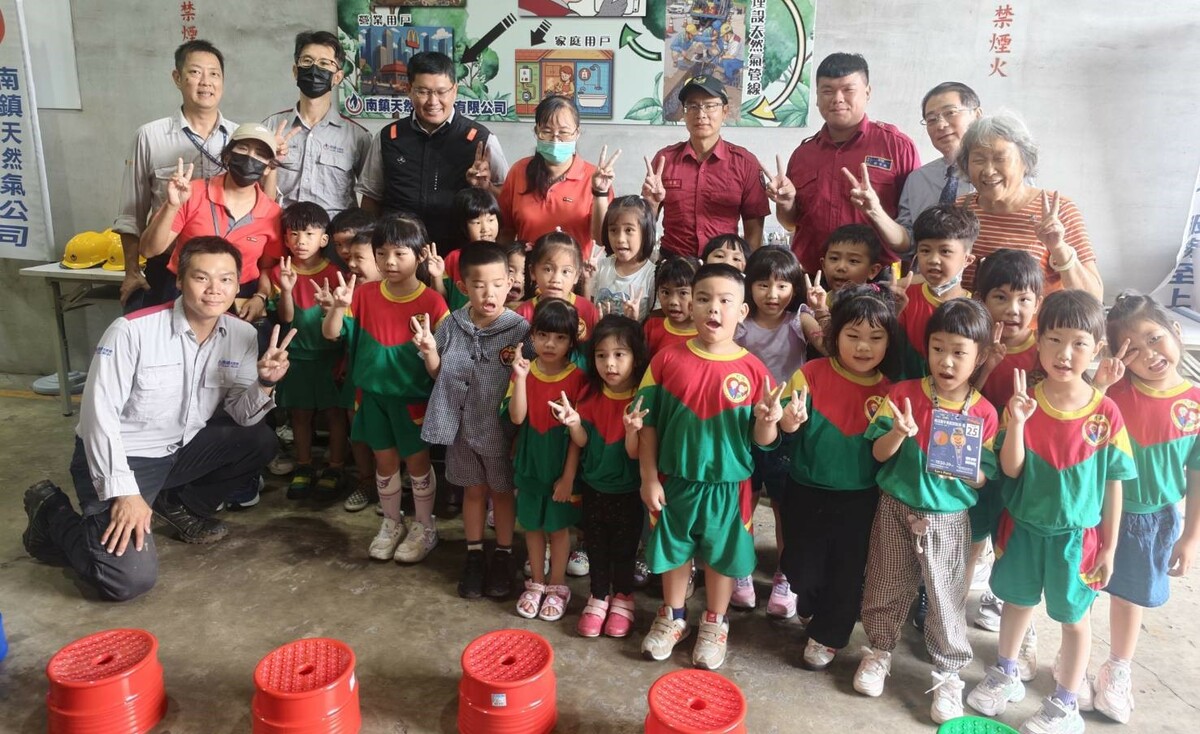消防隊員帶領幼兒園小朋友共同推廣防火教育。 圖：南鎮天然氣/提供