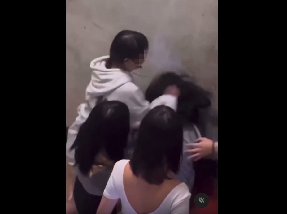 西門町5名女國中因網路糾紛圍毆另1名女學生。 圖：翻攝自Threads