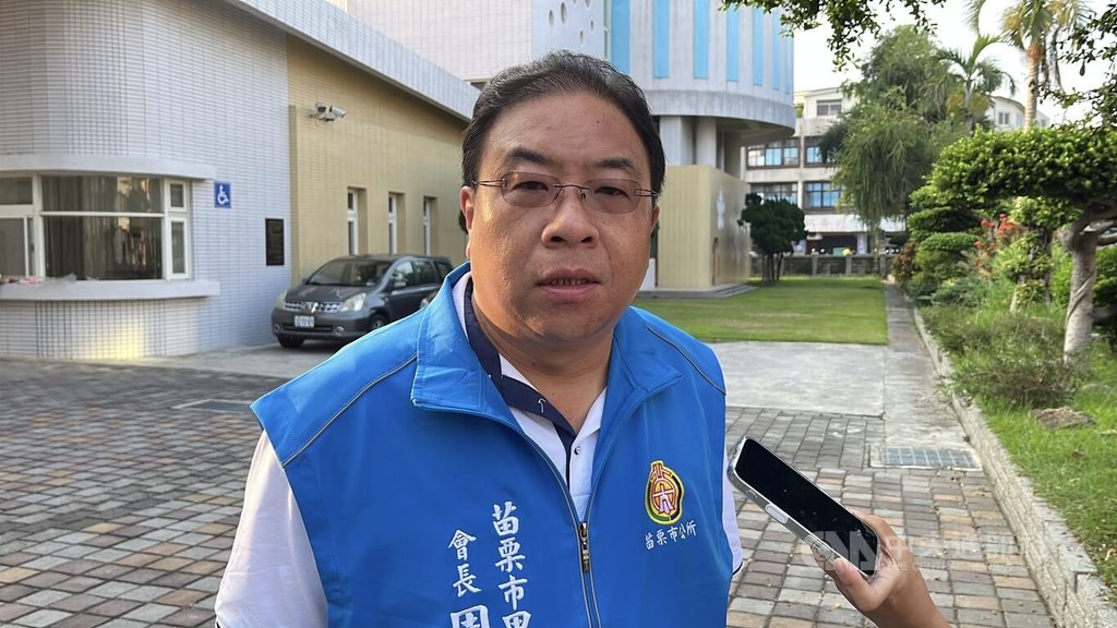 苗栗市2日發生隨機傷人案件，造成2名女童、1名男子受傷送醫；當地上苗里里長周文正（圖）3日還原案發時，安親班老師帶受傷女童到服務處求救過程，並無奈嘆邱姓男子如不定時炸彈，「這種人要如何可教化」。中央社記者管瑞平攝  114年10月3日