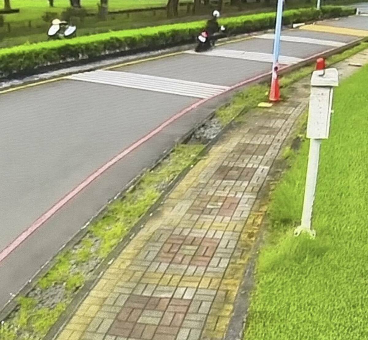 屏科大男大生在彎道路段時，過彎失控，隨後擦撞分隔島與路燈桿。 圖：翻攝自網路