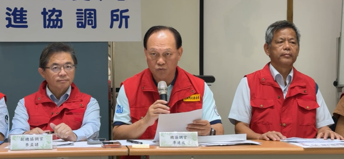 中央前進協調所總協調官季連成（中）今（3日）上午在例行記者會中表示，預計今天中午以前，所有光復鄉家戶百分之百清淤完畢。 圖；擷自直播畫面