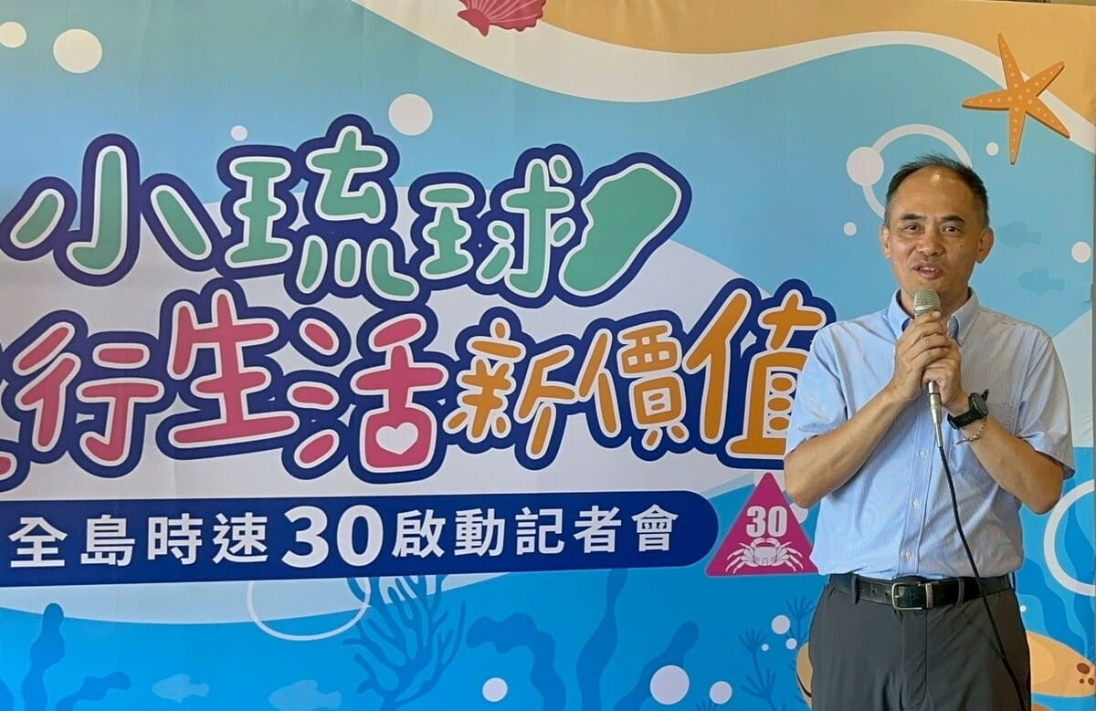 國土署都工組長蔡亦強說明小琉球將啟動分階段道路改善計畫。 圖：國土署提供