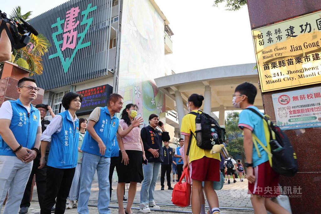 苗栗市2日發生隨機傷人案件，案發地點距離苗栗市建功國小不到500公尺。苗栗縣長鍾東錦（前左3）3日一早前往視察警察局執行護童勤務，重申對學童安全及社會治安的重視。中央社記者管瑞平攝　114年10月3日