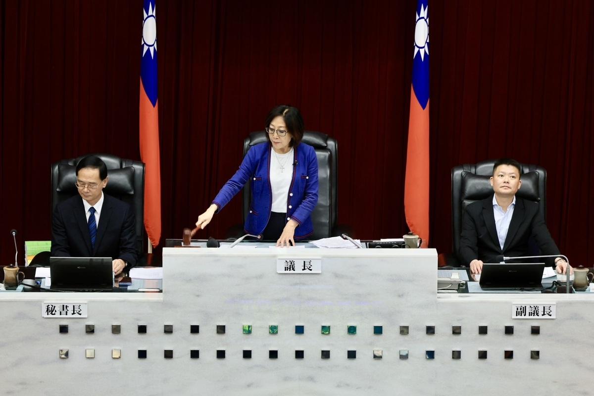 高雄市議會正副議長康裕成(中)與曾俊傑的不合近日浮上檯面，恐影綠營三民區議員選情。 圖：高雄市政府/提供（資料照）