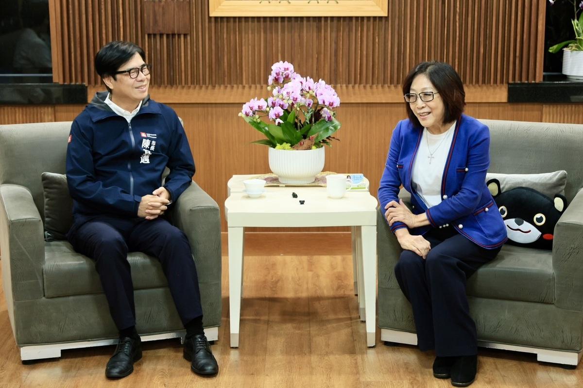 陳其邁(左)拜會康裕成(右)。 圖：高雄市政府/提供