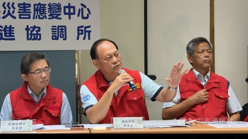 行政院政務委員季連成（中）輪值花蓮中央救災中心前進指揮所總協調官，他3日上午舉行記者會說明2日工作進度，並宣布3日中午前完成居家清理，下午會將重心擺在道路清淤。中央社記者張祈花蓮攝　114年10月3日