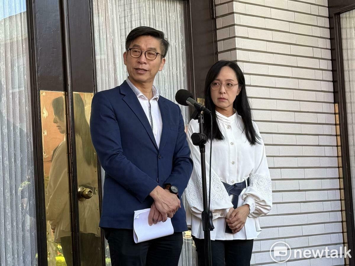 民進黨團幹事長鍾佳濱（左）、民進黨立委陳瑩（右）。 圖：周煊惠 / 攝