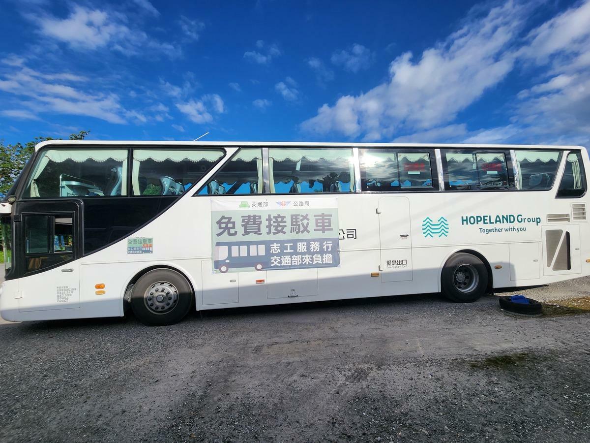 接駁專車提供救災志工及災民往返。 圖：交通部公路局/提供