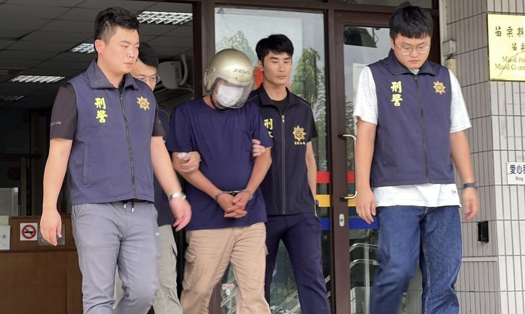 48歲邱姓男子在苗栗市持刀隨機砍傷2名學童及1名男子。據了解，邱嫌落網至今，面對警方詢問多保持沉默不語，但都有正常進食用餐，3日下午被依殺人未遂罪移送苗栗地檢署偵辦。（民眾提供）中央社記者管瑞平傳真　114年10月3日