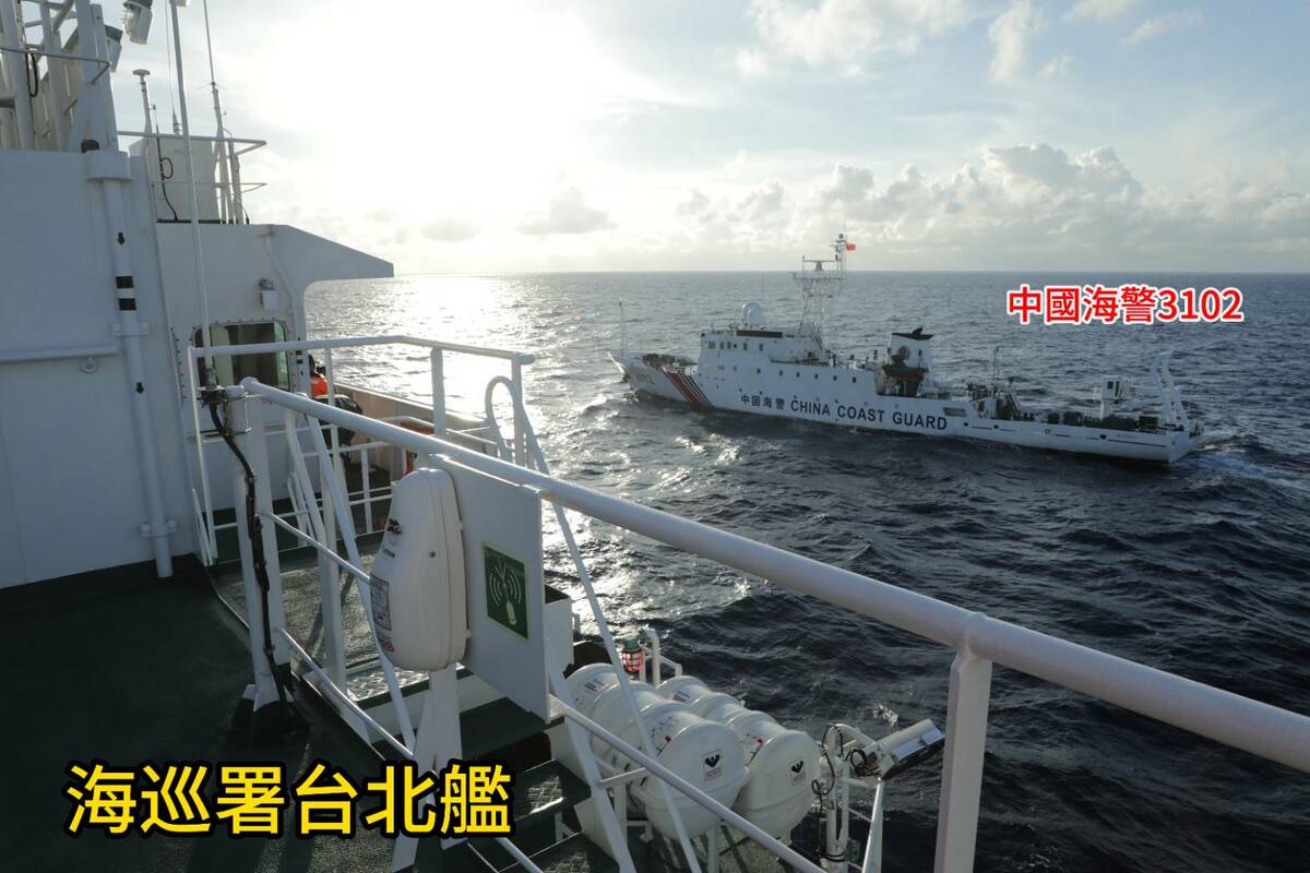 海巡署「臺北艦」東沙島水域監控、驅離中國海警船「3102」。 圖：海巡署提供