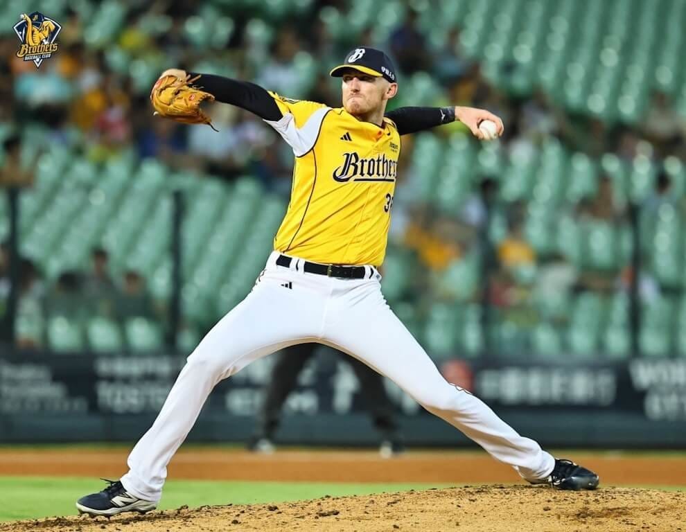 中華職棒中信兄弟隊先發投手李博登（Brandon Leibrandt）（圖）3日主投5局沒有失分，助兄弟以2比0擊退台鋼雄鷹隊，確定成為全年勝率第1，拿下總冠軍賽門票。（中信兄弟提供）中央社記者楊啟芳傳真　114年10月3日