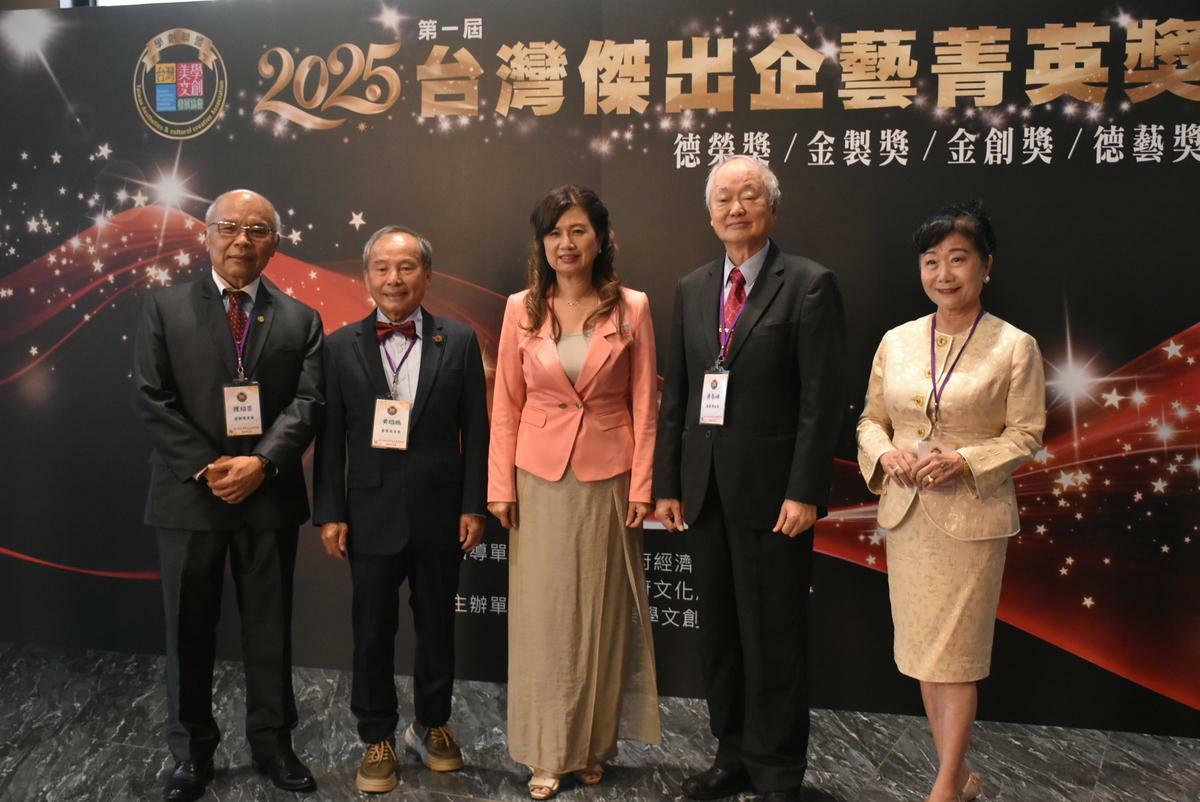 台灣美學文創發展協會理事長林沛珍(中)與四大獎項主委。 圖：孫家銘/攝