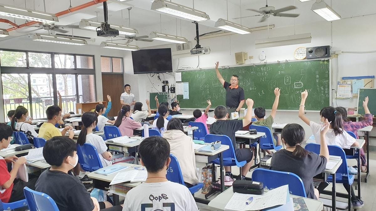 美濃區南隆國中英檢班老師授課。 圖：高雄市教育局/提供
