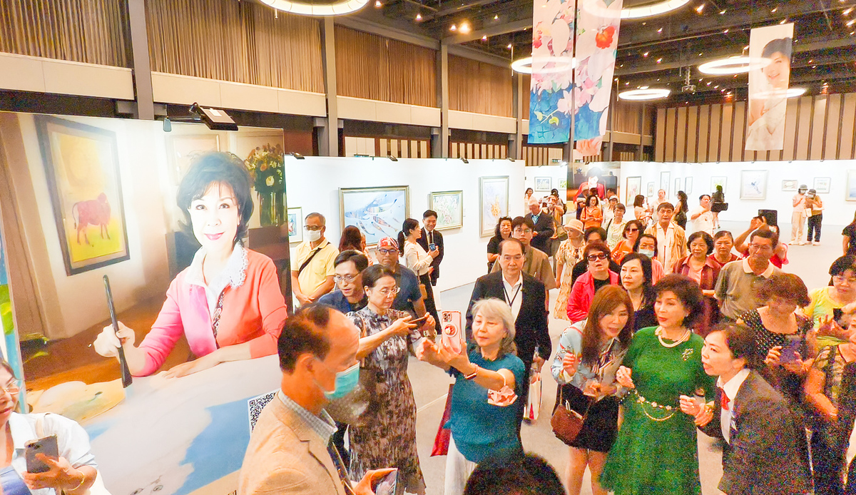 「白嘉莉美麗傳奇」畫展高雄場開幕， 現場湧進不少銀髮粉絲。 圖：孫家銘攝