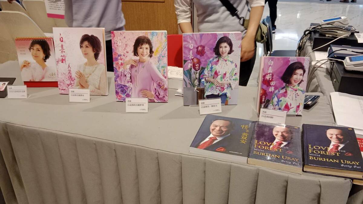 現場推出全台獨家「白嘉莉藝術家典藏版」限定悠遊卡兩款式及限定畫冊、書籍、2026年專屬桌曆。 圖：孫家銘攝