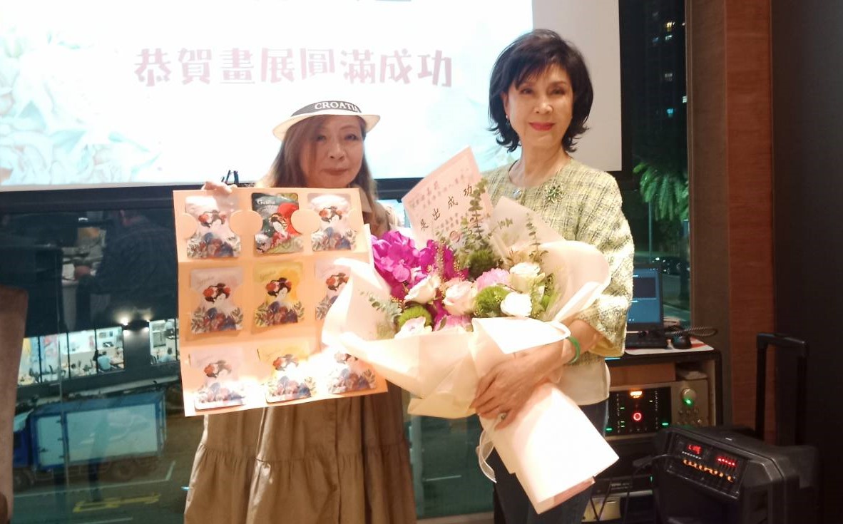 女粉絲向白嘉莉(右)獻花並送上珍藏的藝妓畫。 圖：孫家銘攝