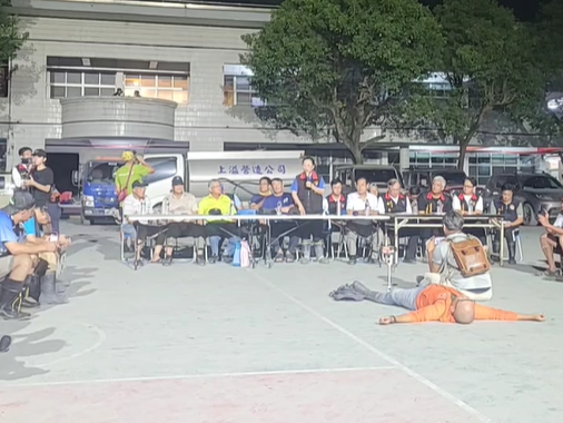 一名男子在徐榛蔚面前躺地抗議。（圖／翻攝自Facebook／Fata`an年祭直播） 圖：翻攝Fata`an年祭臉書直播
