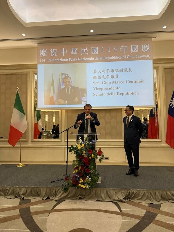 駐米蘭辦事處3日舉辦國慶酒會，義大利參議院副議長錢益友（講者）致詞表示，台灣是民主國家的代表，理應獲得國際社會承認並加入國際組織。 （駐米蘭辦事處提供）