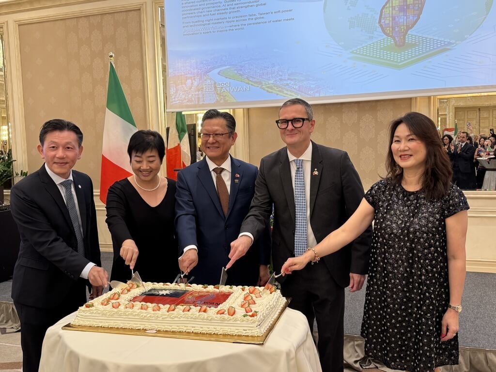 駐米蘭辦事處長林讚南（左3）與參加國慶酒會的國內外重要嘉賓一同切蛋糕慶祝。  （駐米蘭辦事處提供）