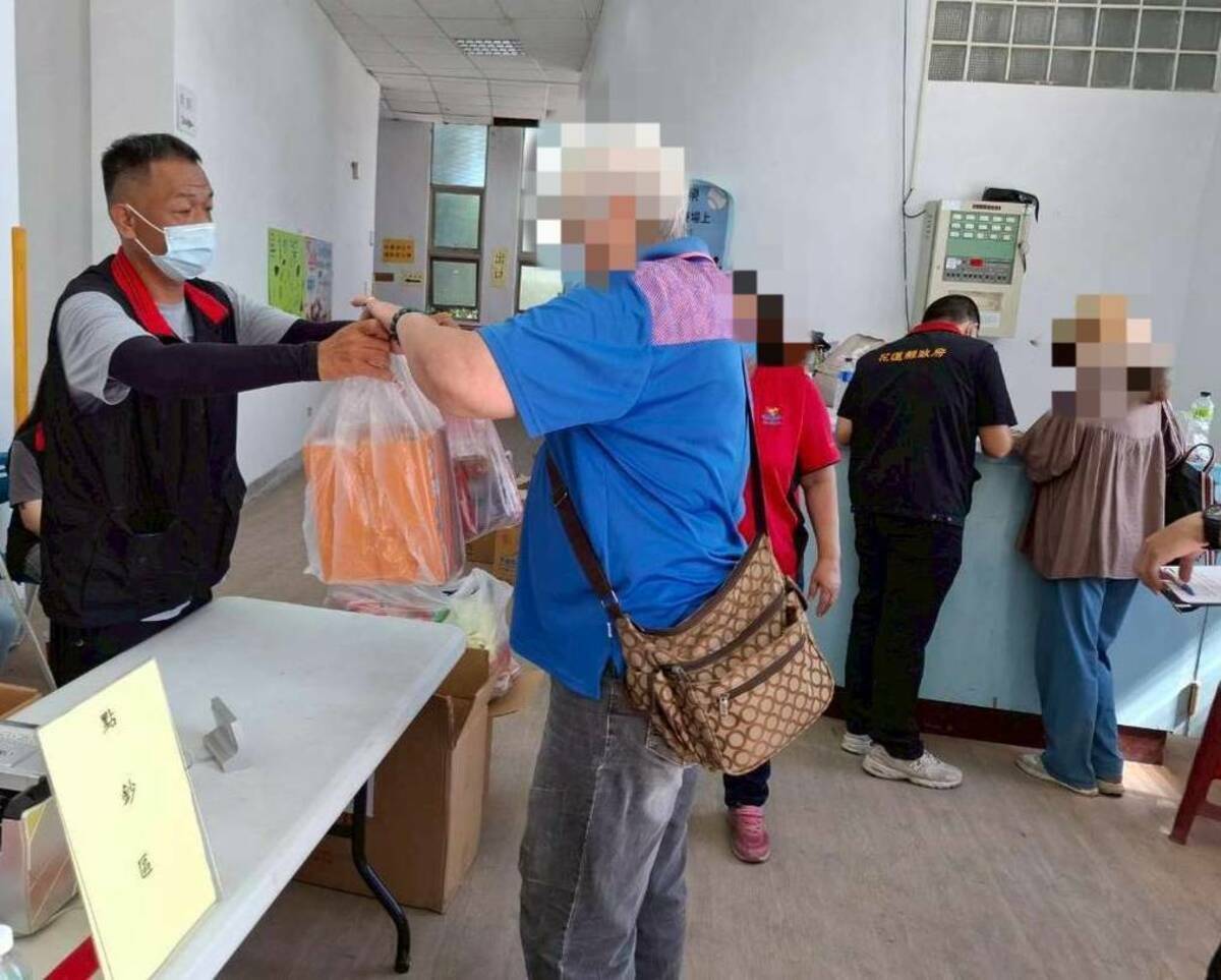 花蓮縣政府發放專案慰助助金5萬元，協助災民度過難關。 圖/花蓮縣政府