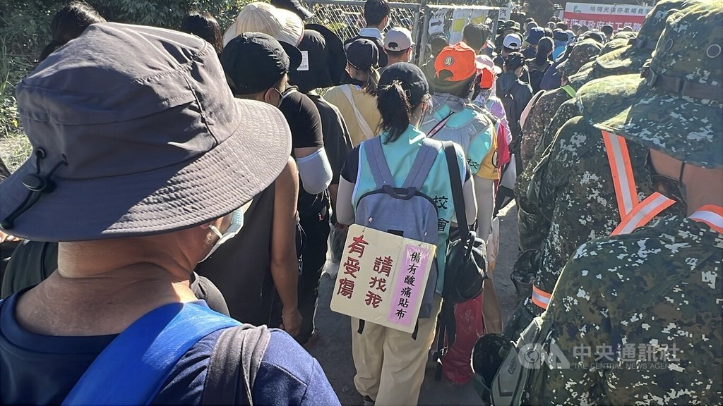 中秋節連假首日志工和軍人湧入光復鄉災區，4日「鏟子超人」明顯減少，由專業志工接手，也有護理相關年輕女子；月台上同時出現井然有序的軍人。 圖/中央社