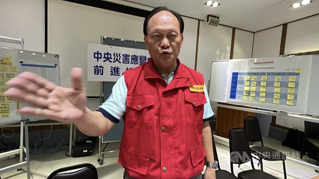 中央災害應變中心前進協調所總協調官季連成，每天「超人行程」未見倦容，依然處事明快，災民感謝他率救災團隊犧牲中秋假期。他說，包括志工大家希望災區能有愉快中秋夜。中央社記者盧太城花蓮攝  114年10月4日