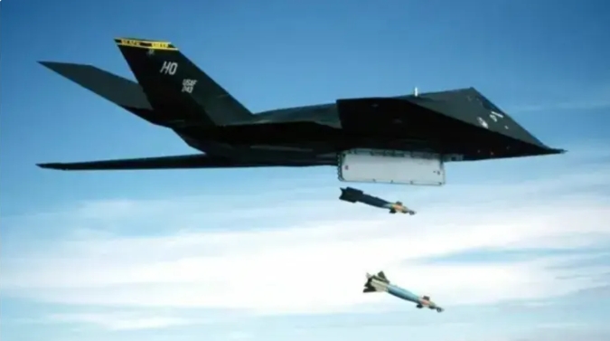 美軍F-117隱形攻擊機夜鶯投下導彈。 圖 : 翻攝自國平視野