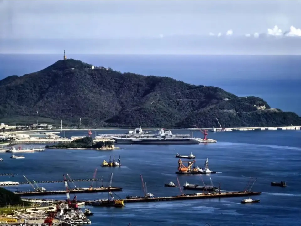 福建艦與山東艦並肩靠泊三亞，傳 10 月 18 日舉行入列典禮。 圖：翻攝自國平視野