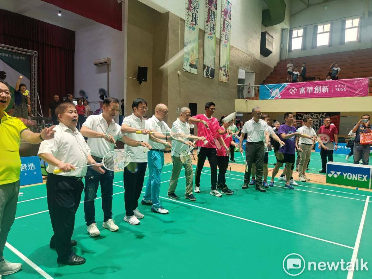 與會貴賓共同開球。 圖：唐復年/攝