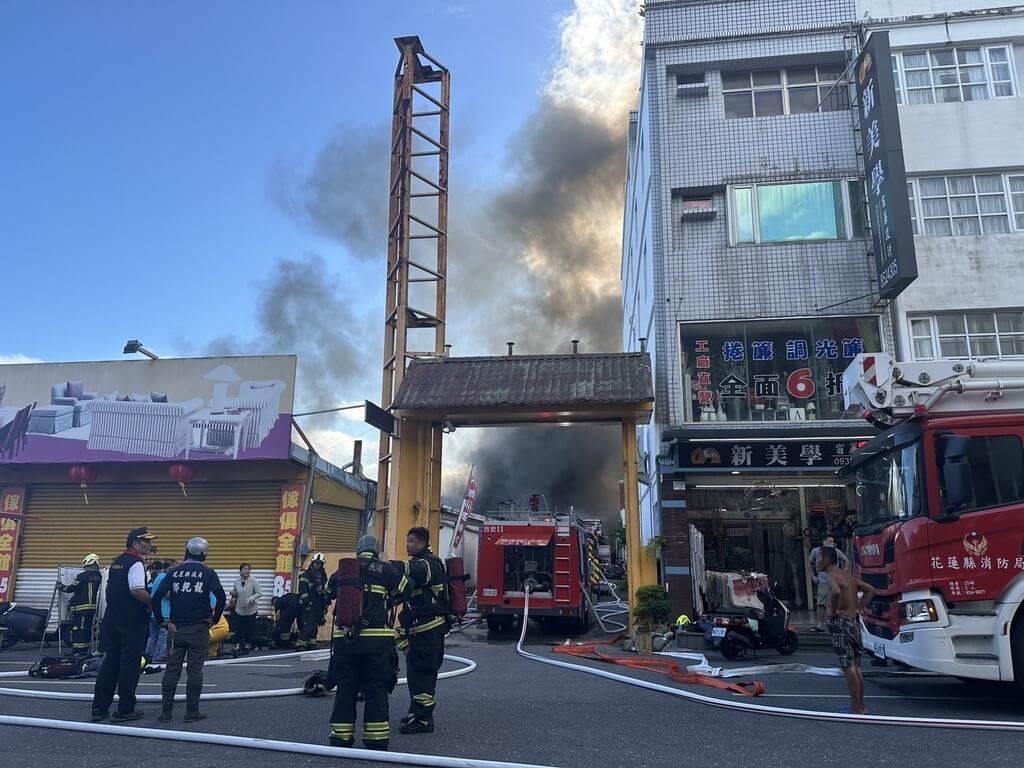 花蓮縣吉安鄉黃昏市場前的量販店倉儲4日下午發生火警、全面燃燒，消防局獲報出動大批人車前往灌救，現場陣陣濃煙直衝天際。（民眾提供）