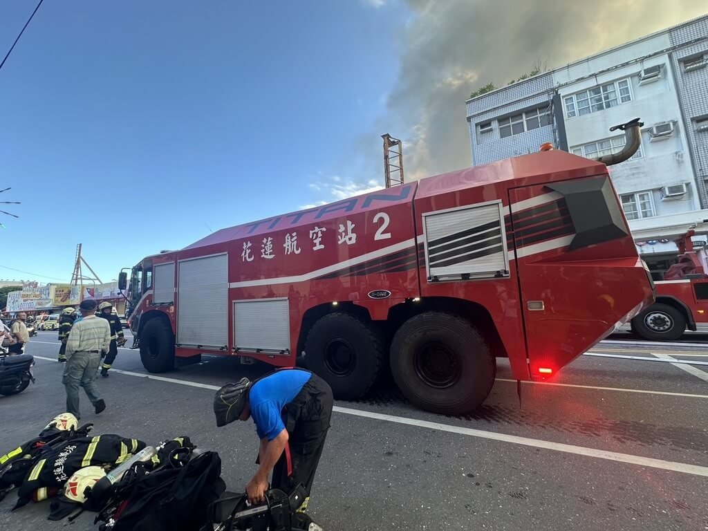 花蓮縣吉安鄉黃昏市場前量販店倉儲4日下午發生火警，消防局出動大批人車到場灌救，並通報花蓮航空站特殊消防車到場支援。（民眾提供）