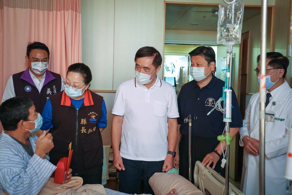 國民黨主席參選人郝龍斌前往花蓮探視災民，縣長徐榛蔚、立委傅崐萁夫婦也陪同 圖：郝龍斌辦公室/提供