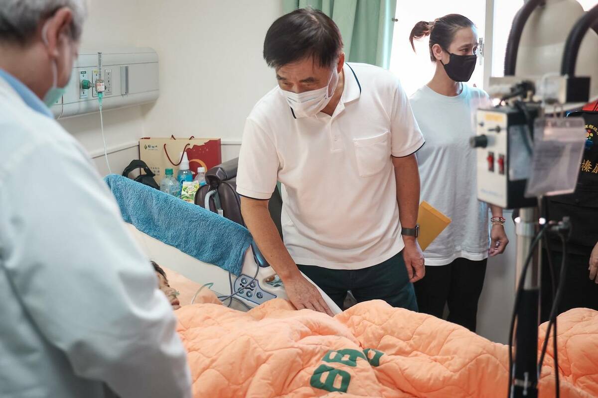 國民黨主席參選人郝龍斌前往花蓮探視災民 圖：郝龍斌辦公室/提供