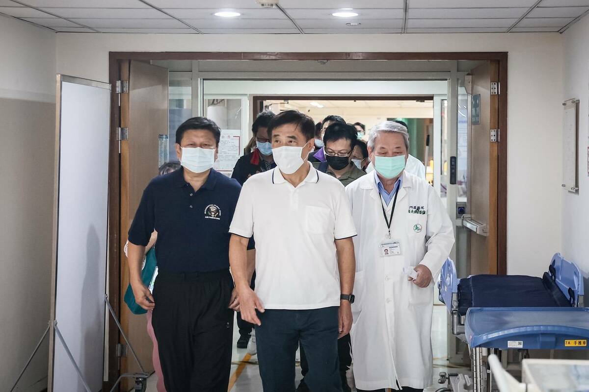 國民黨主席參選人郝龍斌前往花蓮探視災民，立委傅崐萁夫婦也陪同 圖：郝龍斌辦公室/提供