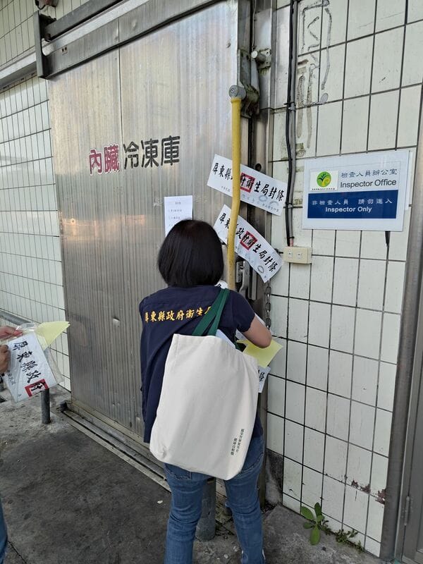 食藥署查獲屏東百威食品疑用工業級雙氧水清洗豬腸，已勒令停工封存，最重可判7年徒刑並處罰金。 圖：食藥署／提供