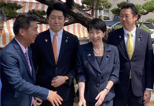 今年4月高市早苗(右二)出席鳳山保安堂安倍紀念園區揭幕，與許智傑(左一)共結友誼之緣。 圖：翻攝許智傑臉書