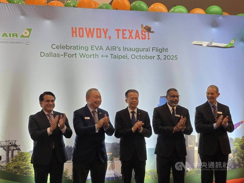 長榮航空於美國時間3日啟航達拉斯–桃園航線，在達拉斯-沃斯堡國際機場舉行首航儀式，由長榮航空總經理孫嘉明（中）、駐美代表俞大㵢（左2）、達拉斯-沃斯堡機場執行副總裁兼首席營收官布坎南（Ken Buchanan）（右2）主持，並邀請沃斯堡副市長佛羅雷斯（Carlos Flores）（左1）等剪綵。 圖 : 中央社/提供