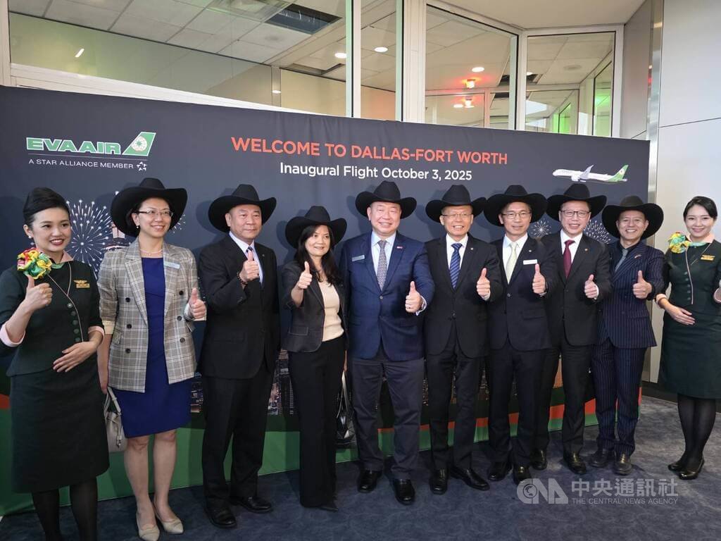長榮航空桃園-達拉斯首航班機美國時間3日落地，駐美代表俞大㵢夫婦（左5、左4）、駐休士頓台北經濟文化辦事處長蕭伊芳（左2）、長榮航空總經理孫嘉明（右5）一同戴上德州贈送的當地特色牛仔帽合影。 圖 : 中央社/提供