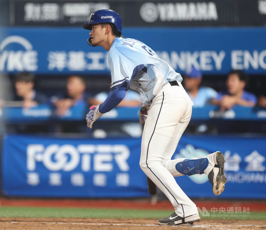 中華職棒富邦悍將隊本季主場最終戰4日登場，交手樂天桃猿隊，悍將潘瑋祥（圖）4局下敲出中外野方向一壘安打，帶有2分打點。中央社記者張新偉攝　114年10月4日