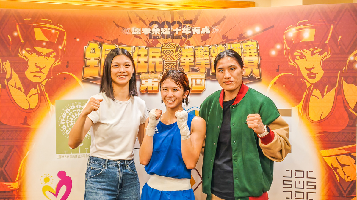 菅原美優(中)與兩位賽事代言人陳念琴(右)與吳詩儀(左)。 圖：台灣原住民拳擊協會/提供