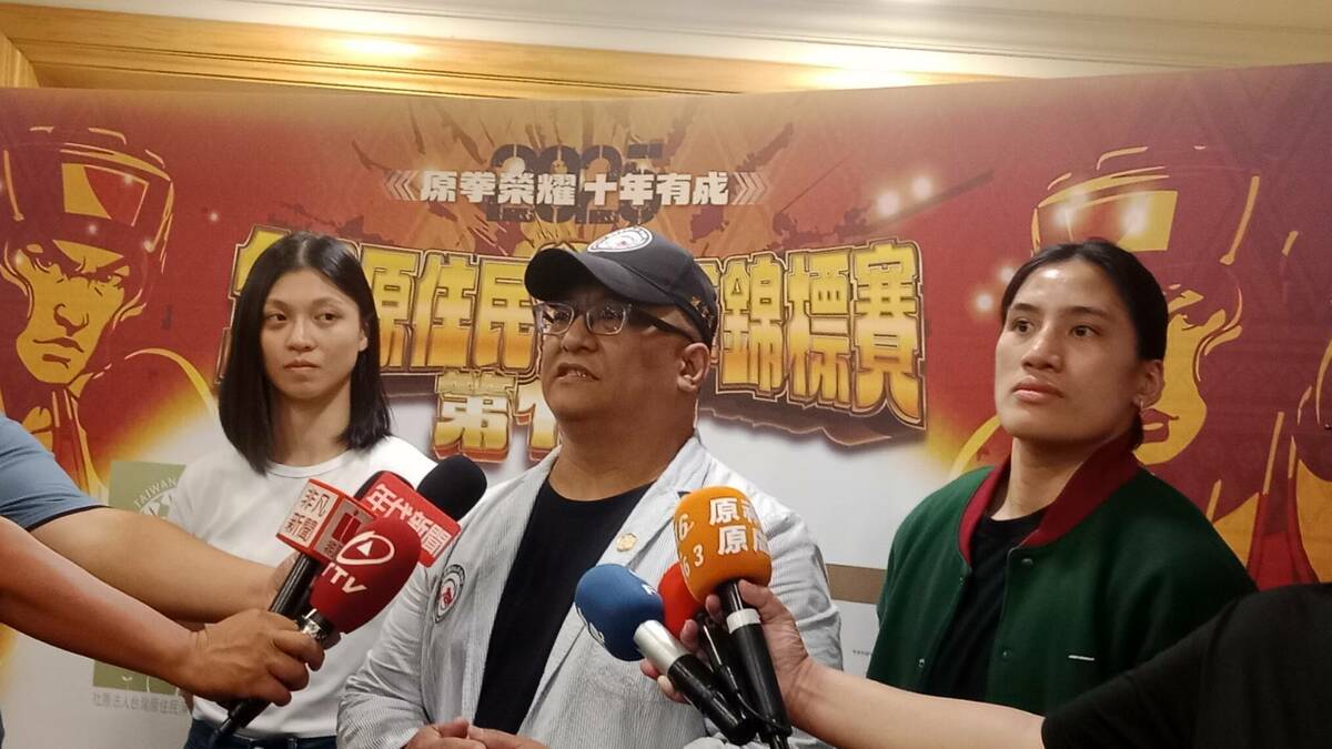 台灣原住民拳擊協會理事長徐富貴(中)接受媒體聯訪。 圖：孫家銘攝