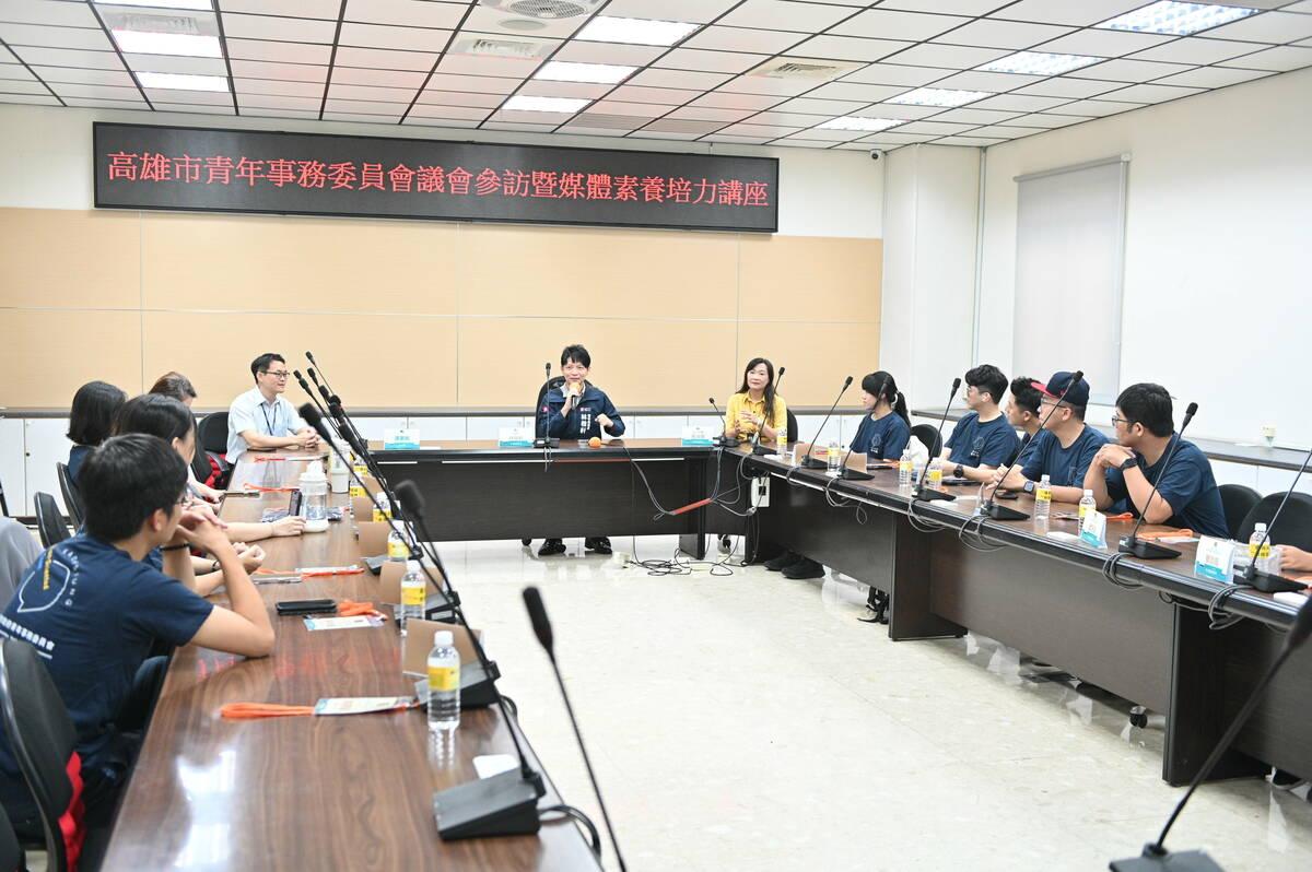 高市府青委參訪高雄市議會，除聽取導覽介紹，並親身體會民主制度的運作模式。 圖：高雄市青年局/提供